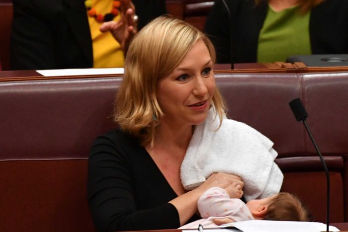  Senatorja australiane Larissa Waters, është bërë politikania e parë që ushqen një fëmijë me gji në parlamentin kombëtar