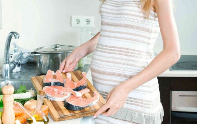 pregnant-woman-cooking-fish-e1455737813381