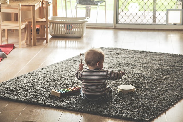 baby-playing-music