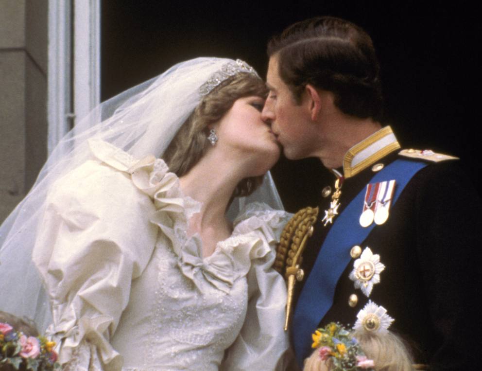 Diana 29 Karli dhe Diana në 29 korrik 1981 një puthje nga ballkoni i Buckingham Palace