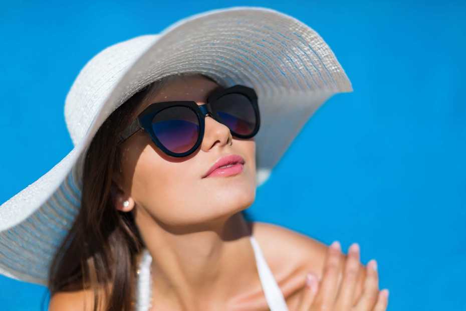 woman-wearing-sunglasses-and-hat-su