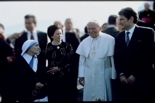 Nënë Tereza me Sali dhe Liri Berisha dhe Papa Gjon Palin e Dytë.
