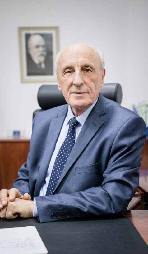 Prof. Dr. Ethem Ruka Rektor i Kolegjit Universitar Luarasi, Ish-Ministër i Arsimit, dy herë ish-ministër i mjedisit dhe ishministër i pushtetit vendor. Shtatë legjislatura deputet i Kuendit të Shqipërisë