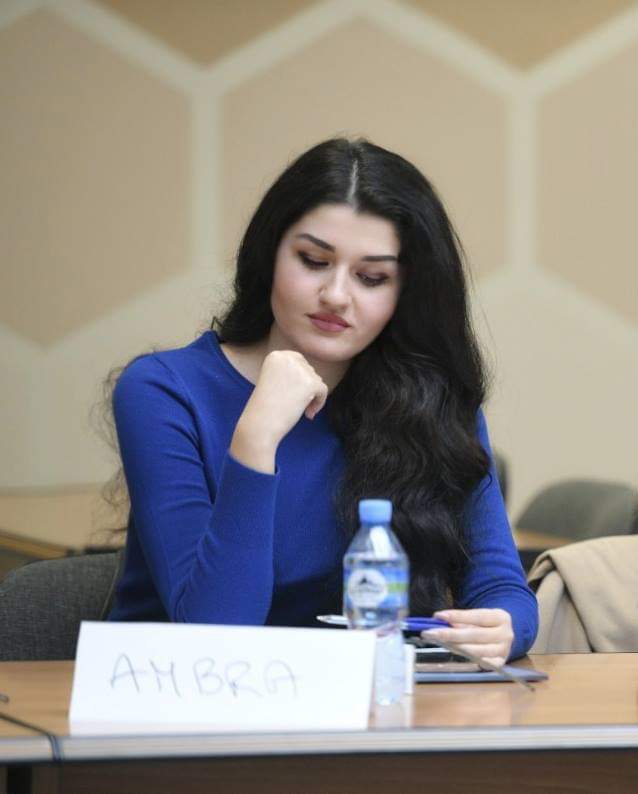Ambra Hysa, diplomuar për “Financë”, e apasionuar pas letërsisë, psikologjisë, duke sjellë herë pas here reflektime të sajat.