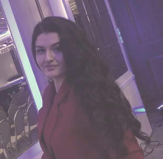 Ambra Hysa, diplomuar për “Financë”, e apasionuar pas letërsisë, psikologjisë, duke sjellë herë pas here reflektime të sajat.