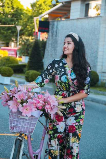 Ambra Hysa, diplomuar për “Financë”, e apasionuar pas letërsisë, psikologjisë, duke sjellë herë pas here reflektime të sajat.