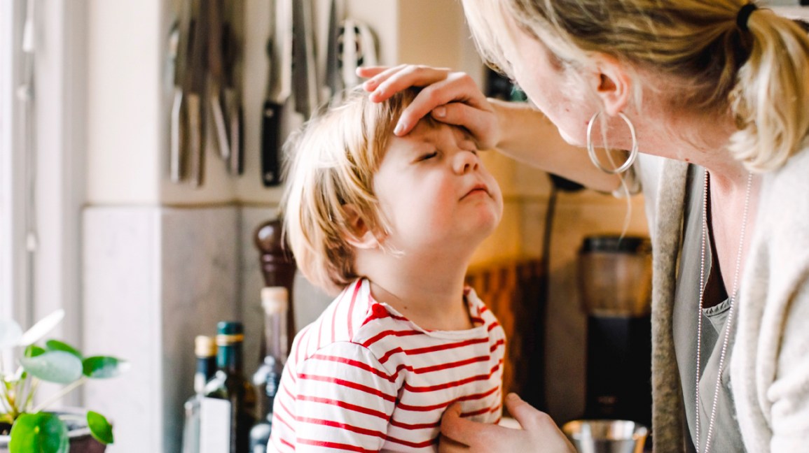 caring-mother-looking-at-daughters-bruised-eye-in-kitchen-1296x728-header