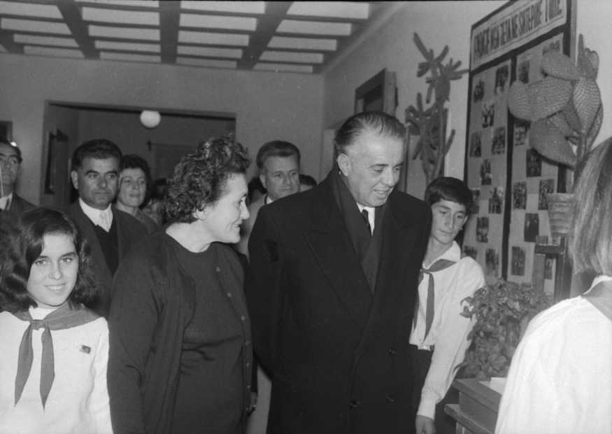 Vizita e udhëheqësit komunist Enver Hoxha ne Shtepine e Femijes “8 nentori” ne Tirane, me 23. Nentor.1969