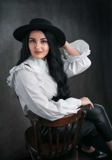 Ambra Hysa, diplomuar për “Financë”, e apasionuar pas letërsisë, psikologjisë, duke sjellë herë pas here reflektime të sajat.