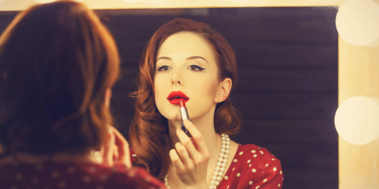 woman-putting-on-makeup-in-mirror-750x375
