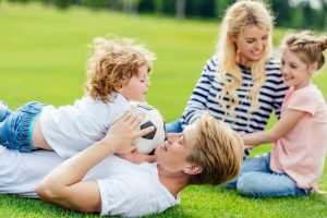7-top-reasons-your-family-should-spend-more-time-outdoors-this-spring-featured