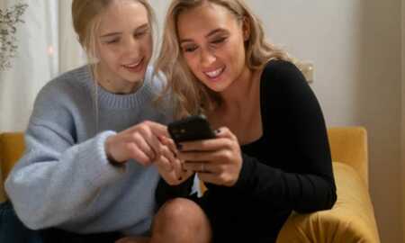 rrjete-sociale-celular