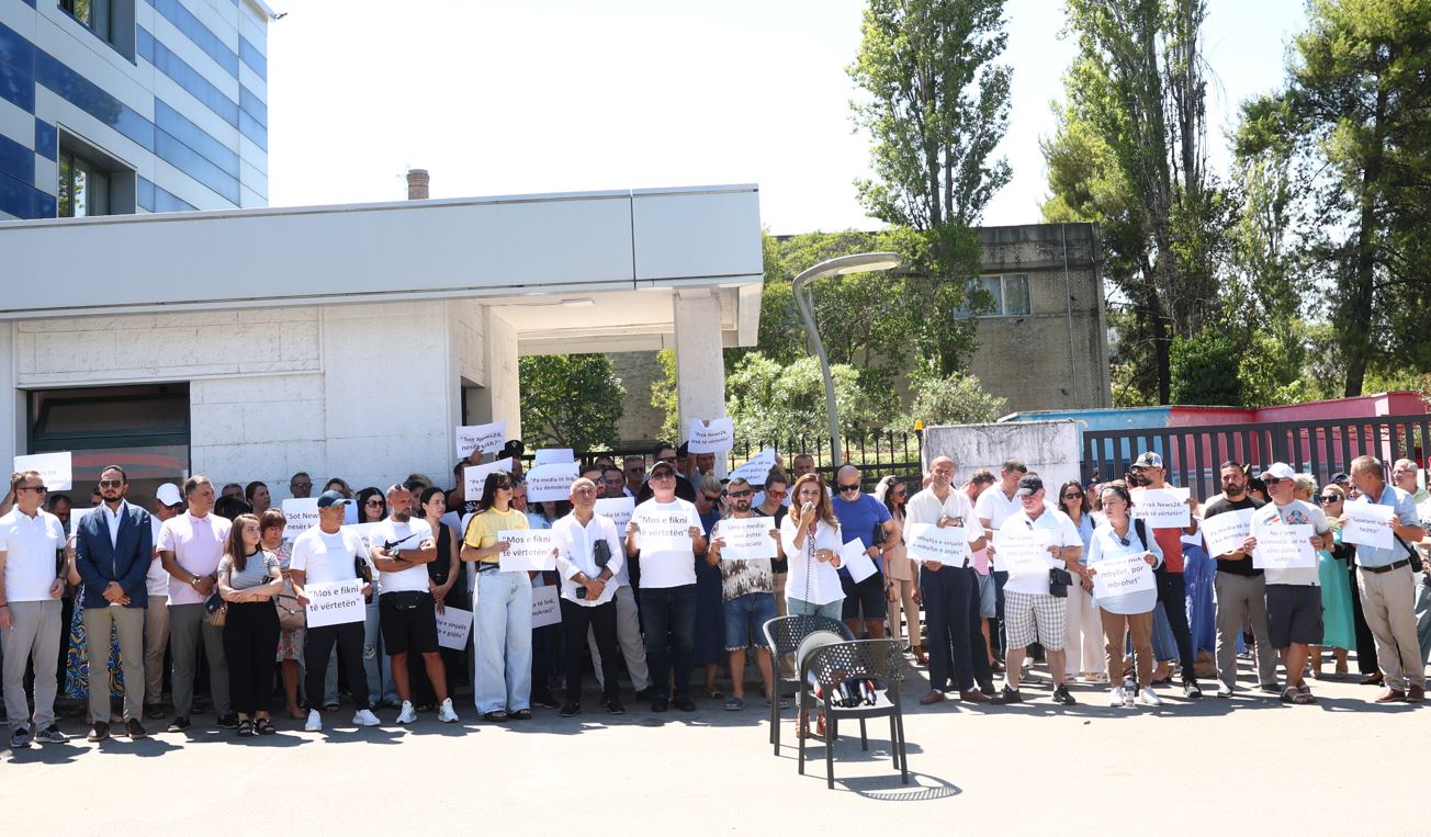 gazetaret-ne-proteste-news24-mbyllja-e-sinjalit-8