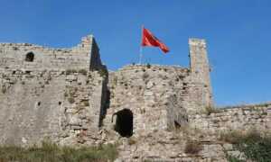 flamuri-shqiptar-kalaja-rozafes