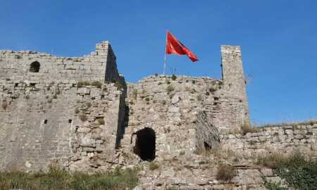 flamuri-shqiptar-kalaja-rozafes