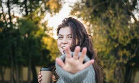 vajza-mengjesi-ushqim