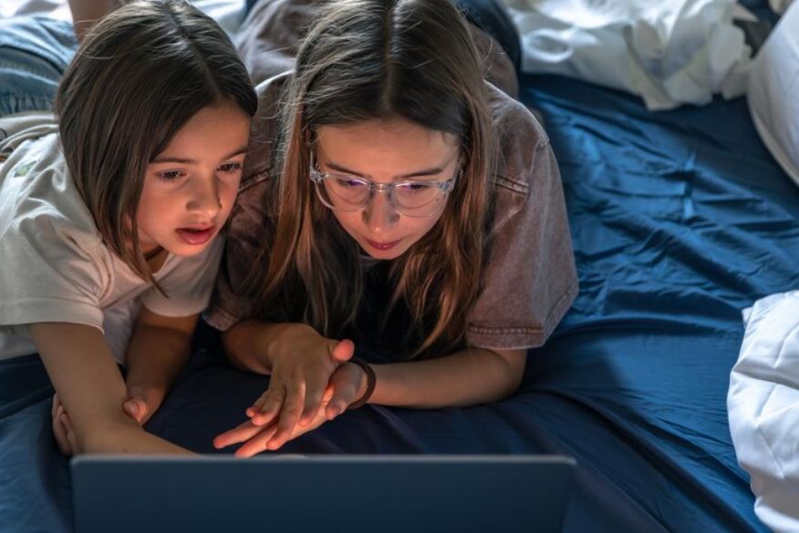 adoleshente-internet