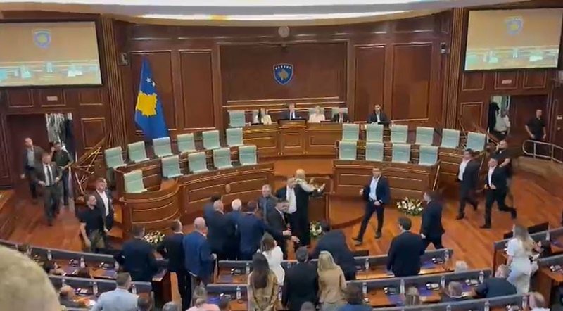 Tensione kuvendi Kosove